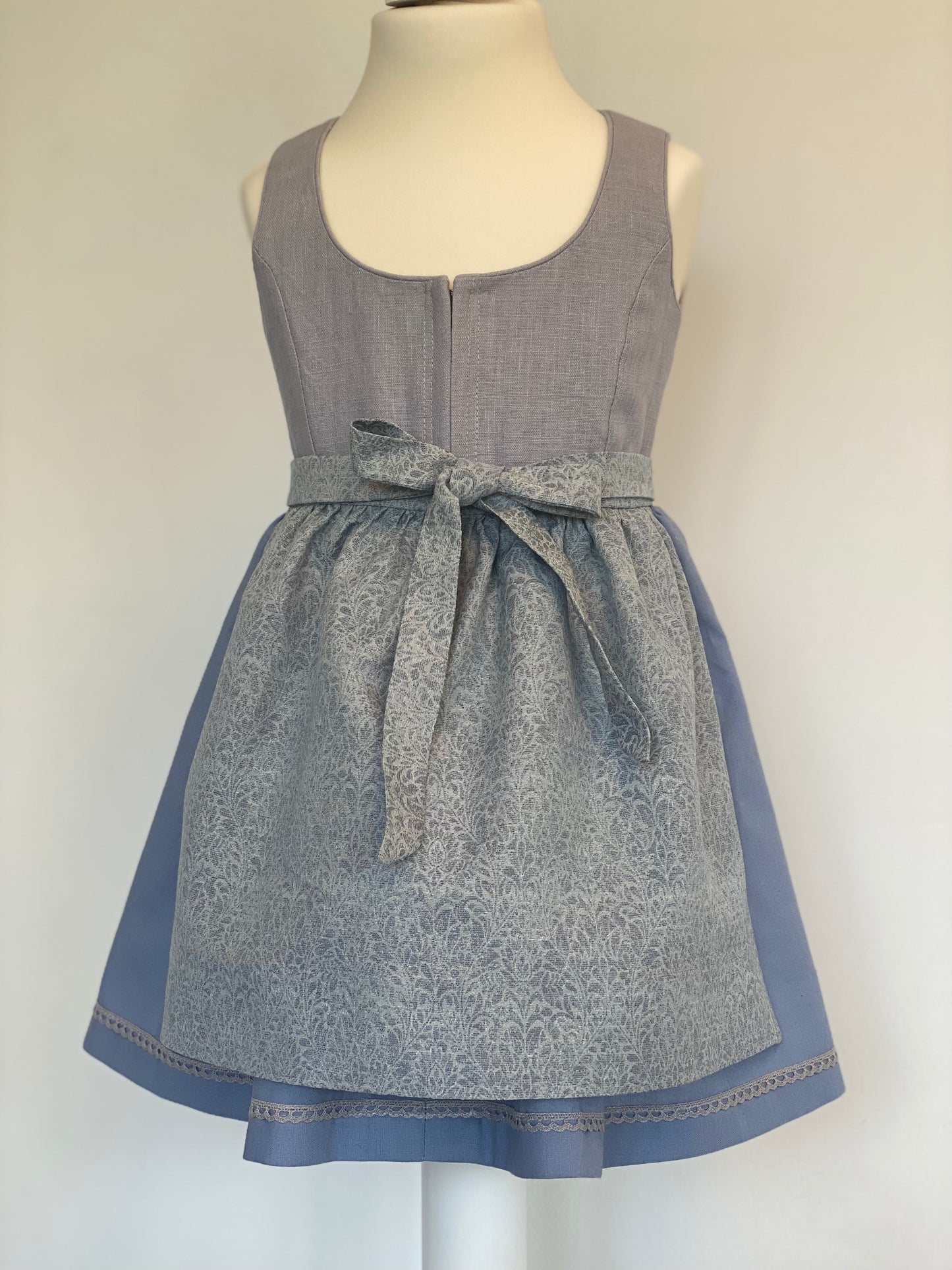 Dirndlkleid "Marguerite" Gr 98 flieder-blaugrau
